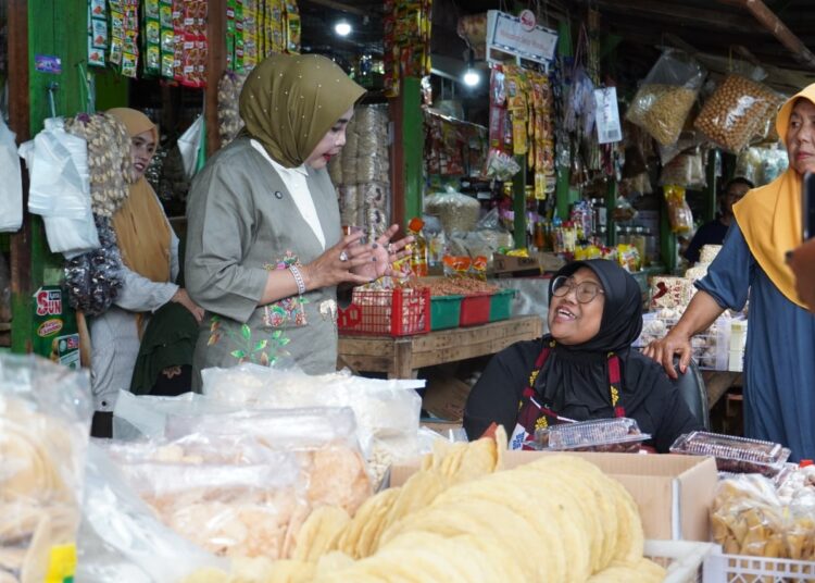 Sidak ke Pasar Porong, Wabup Mimik Idayana Pastikan Harga Sembako Stabil